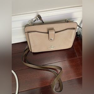 Coach Clutch with strap in brown leather.